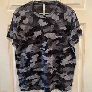 Lululemon Black/Gray Camo Print Women’s Short Sleeve Shirt
Size Small
